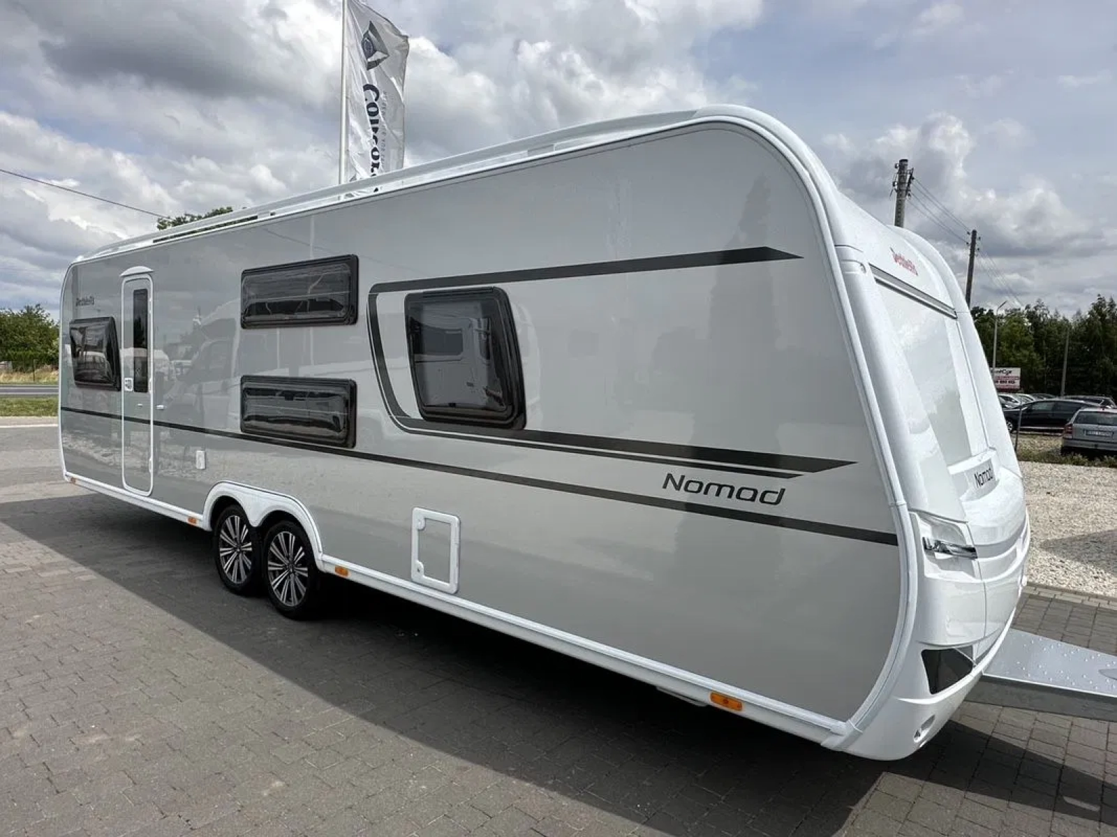 Przestronne wnętrze przyczepy Dethleffs z częścią dzienną